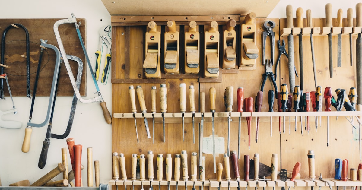 Eine Werkbank voller Handwerkzeuge — Sinnbild für den Baukasten einer KI-Belegschaft, den du selbst zusammenstellst